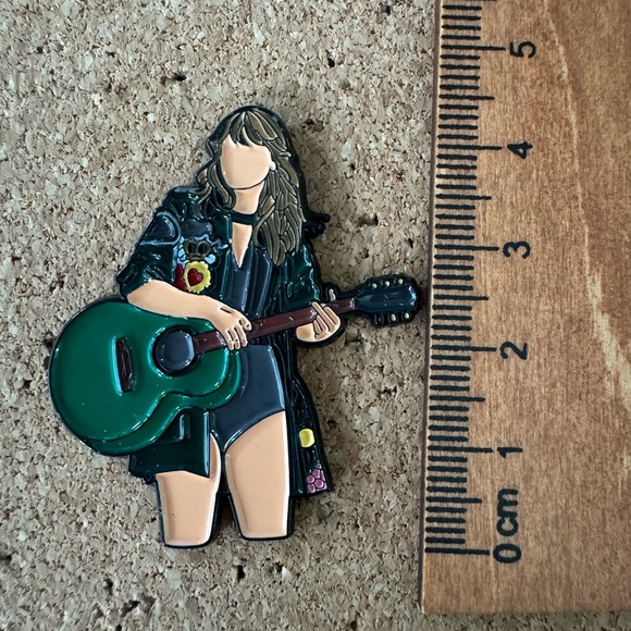 Taylor Swift Pin - Picture 2 of 3